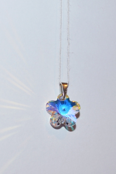 Přívěsek s krystalem SWAROVSKI ve stříbře květina AB