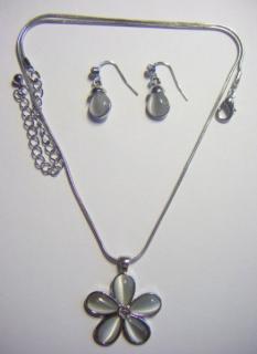 Sada - náhrdelník s náušnicemi s perleťovými kamínky pouze v zeleném provedení