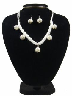 Sada - náhrdelník s náušnicemi korále kov. dekor bílá