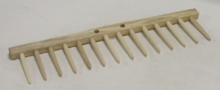Hřeben na hrábě s dřevěnými kolíky